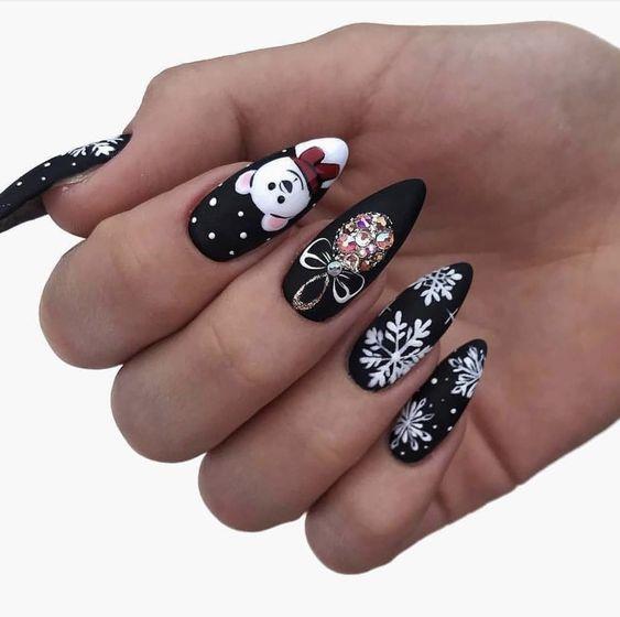 Χριστουγεννιάτικα σχέδια στα νύχια: Οι πιο μοντέρνες ιδέες