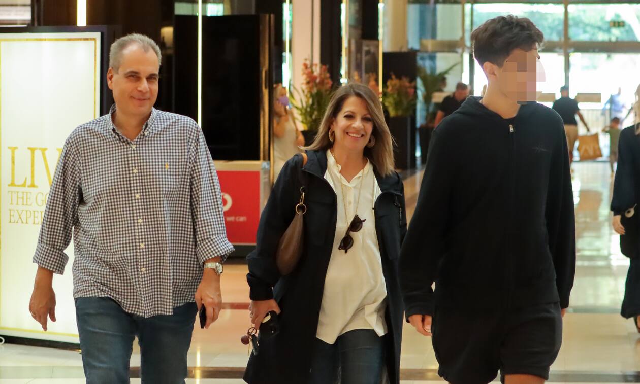 Νίκος Στραβελάκης : Η σπάνια δημόσια εμφάνιση με τη σύζυγο και τον γιο τους