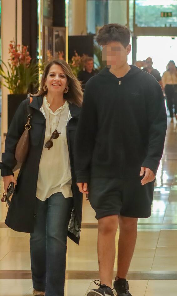 Νίκος Στραβελάκης : Η σπάνια δημόσια εμφάνιση με τη σύζυγο και τον γιο τους