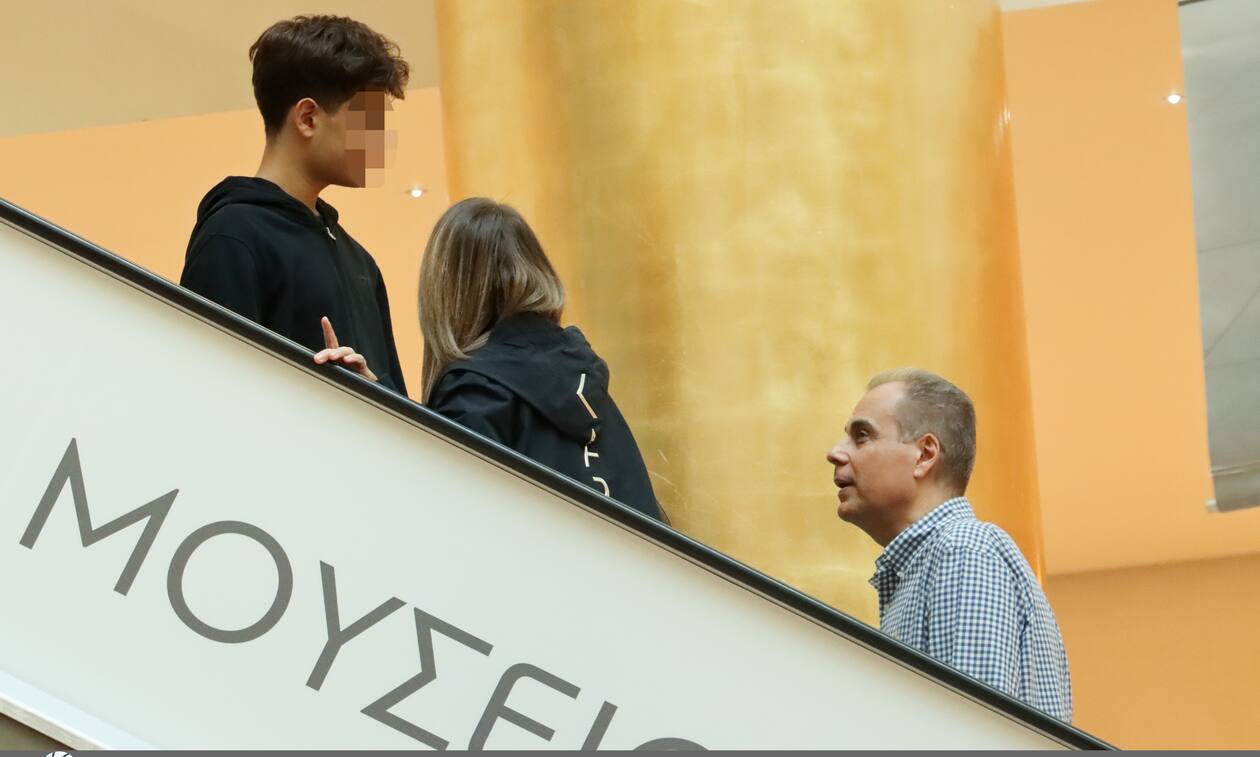 Νίκος Στραβελάκης : Η σπάνια δημόσια εμφάνιση με τη σύζυγο και τον γιο τους