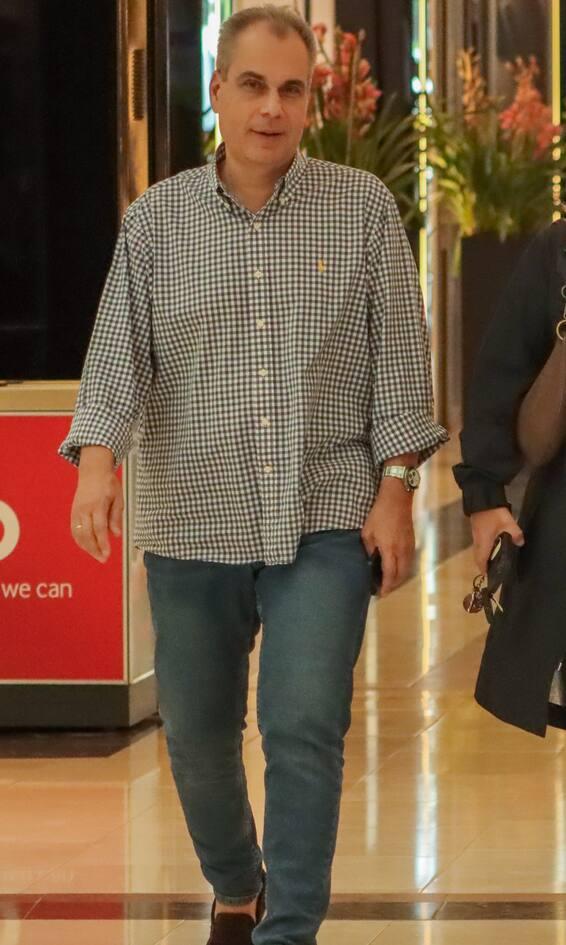 Νίκος Στραβελάκης : Η σπάνια δημόσια εμφάνιση με τη σύζυγο και τον γιο τους