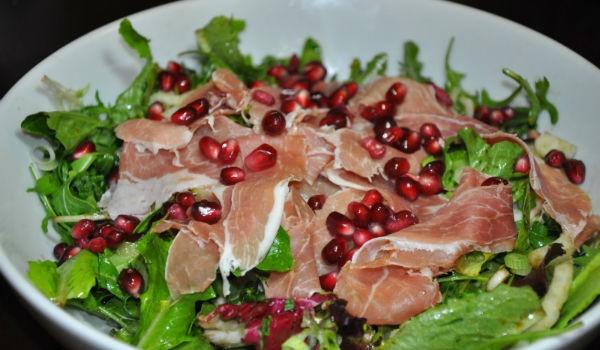 Σαλάτα-με-προσούτο-καρύδια-ρόδι-