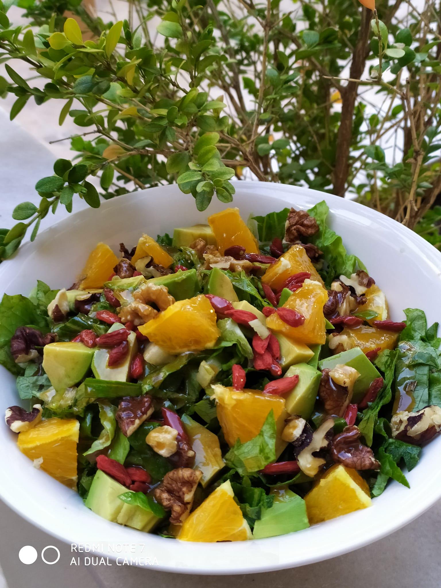 Αποτοξινωτική-σαλάτα-με-φρούτα-και-ξηρούς-καρπούς