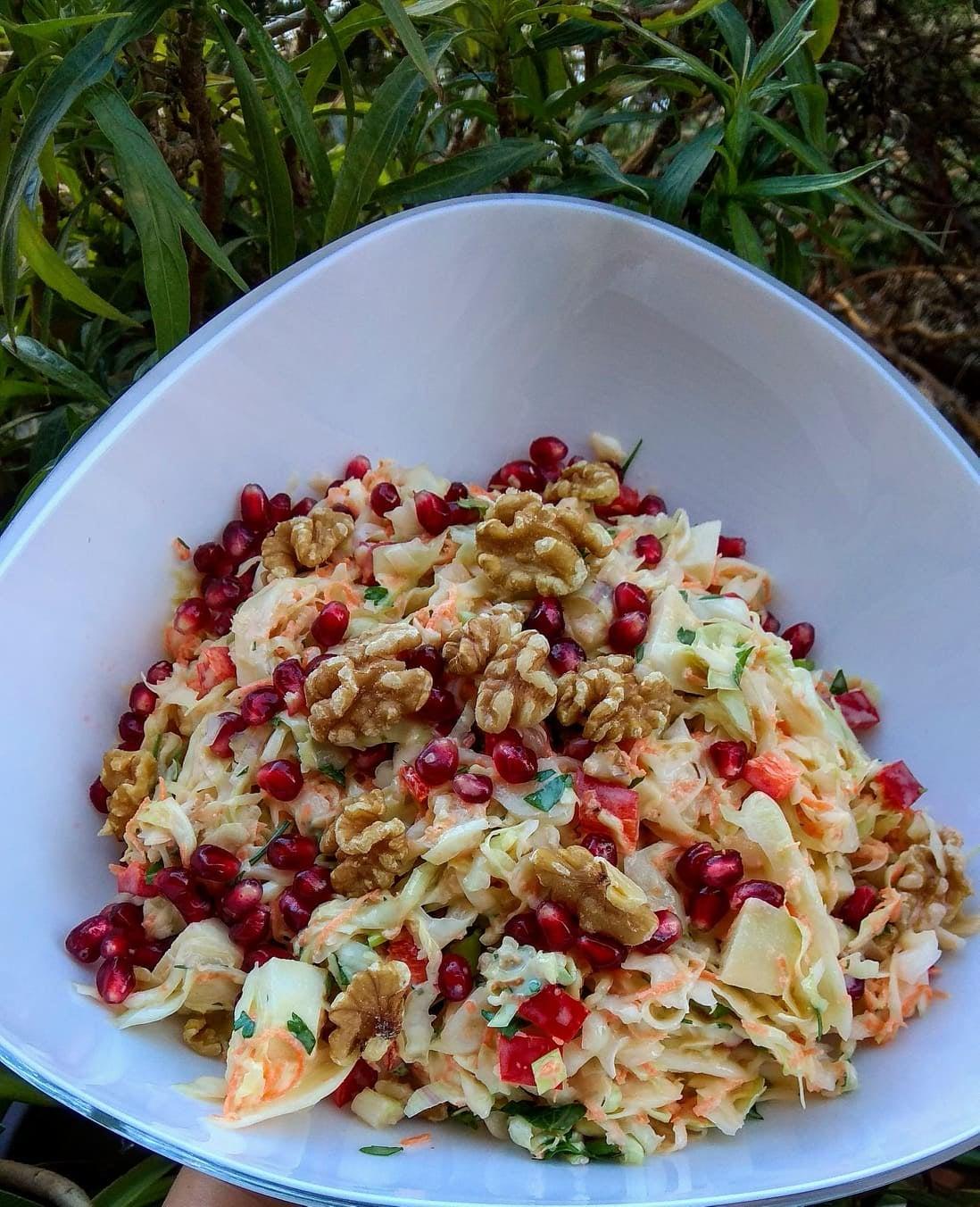 Χριστουγεννιάτικη-σαλάτα-με-λάχανο-καρύδια-και-ρόδι