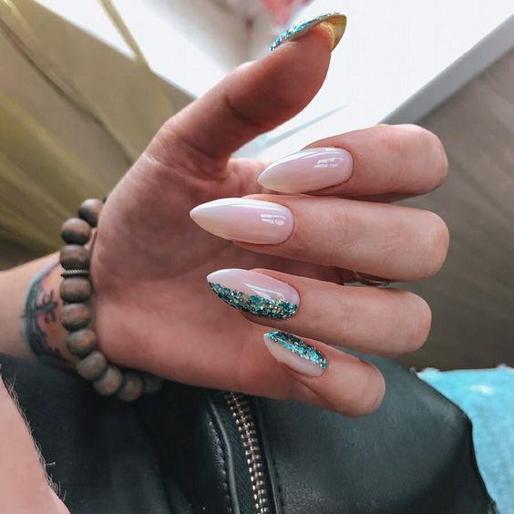 Χριστούγεννα 2022-2023: Ιδέες για γαλάζια Χριστουγεννιάτικα νύχια