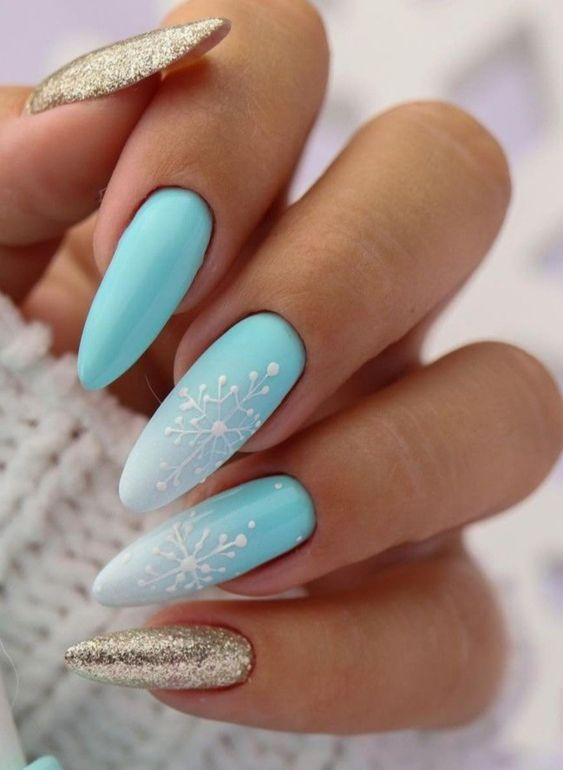 γαλάζια νύχια-με-χρυσό γκλίτερ-και-χιονονιφάδες-ιδέες-