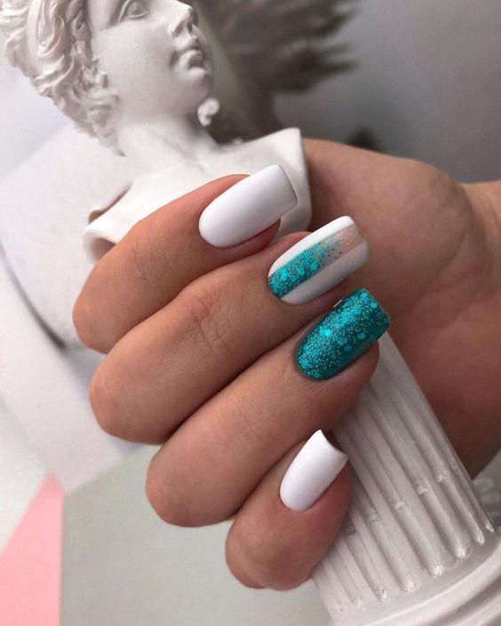 γαλάζια-νύχια-με-γκλίτερ-τα-Χριστούγεννα 2022-ιδέες-