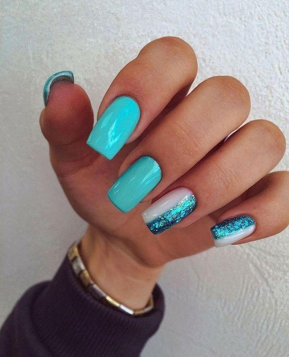 γαλάζια-νύχια-με-γκλίτερ-τα-Χριστούγεννα 2022-ιδέες-