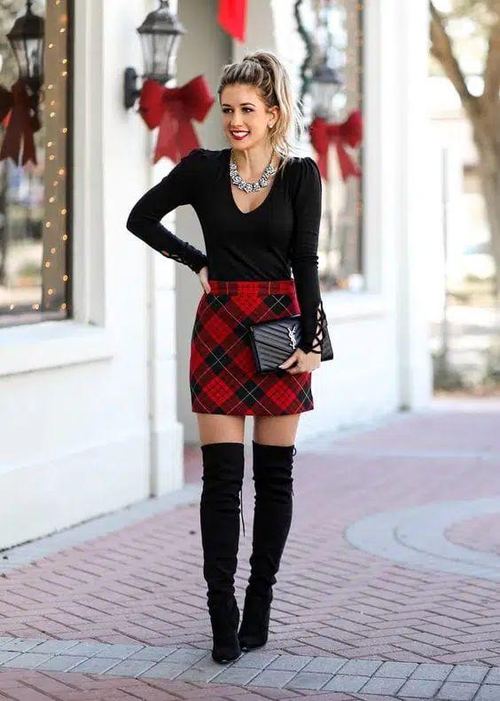 μίνι-κόκκινη-καρό φούστα-με-μαύρες μπότες-και-μαύρη μπλούζα-ιδέες-