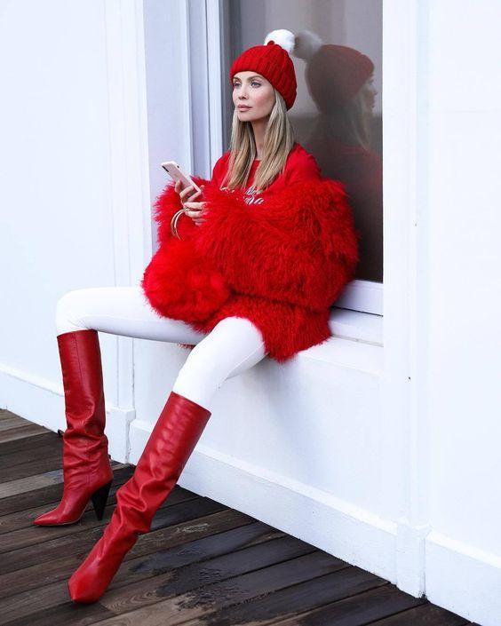 λευκό παντελόνι-με-κόκκινες μπότες-και-κόκκινο-γούνινο πανωφόρι-ιδέες-