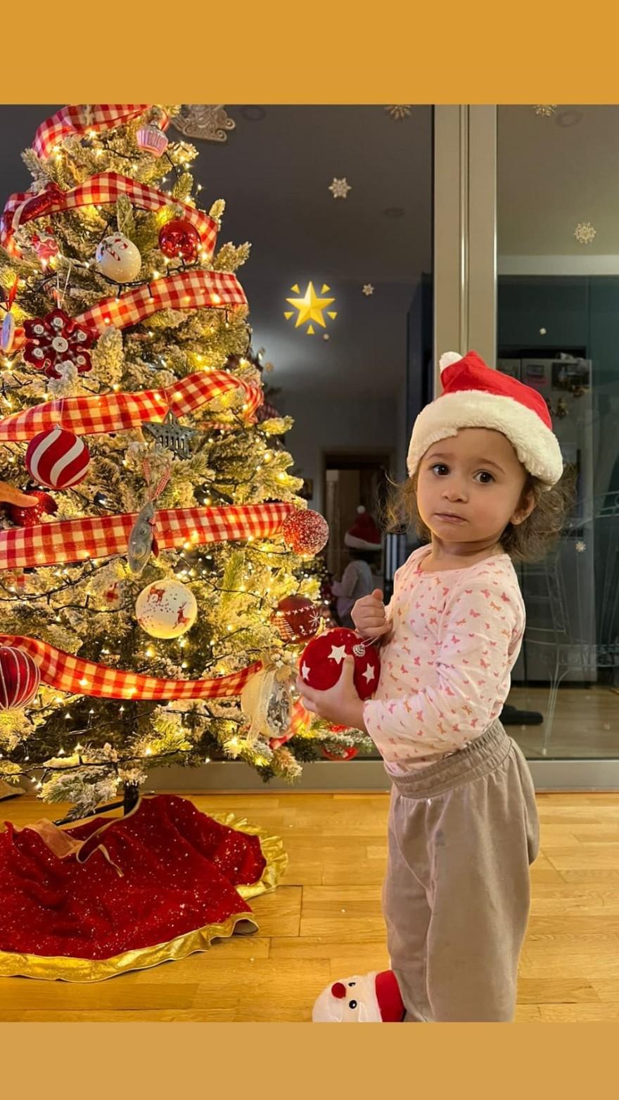 Γιώργος Λιανός – Κωνσταντίνα Καραλέξη : Στόλισαν χριστουγεννιάτικο δέντρο παρέα με την κ0ρη τους – Φωτογραφίες