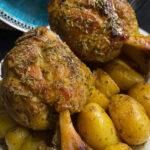 Κότσι χοιρινό στην λαδόκολλα με πατάτες