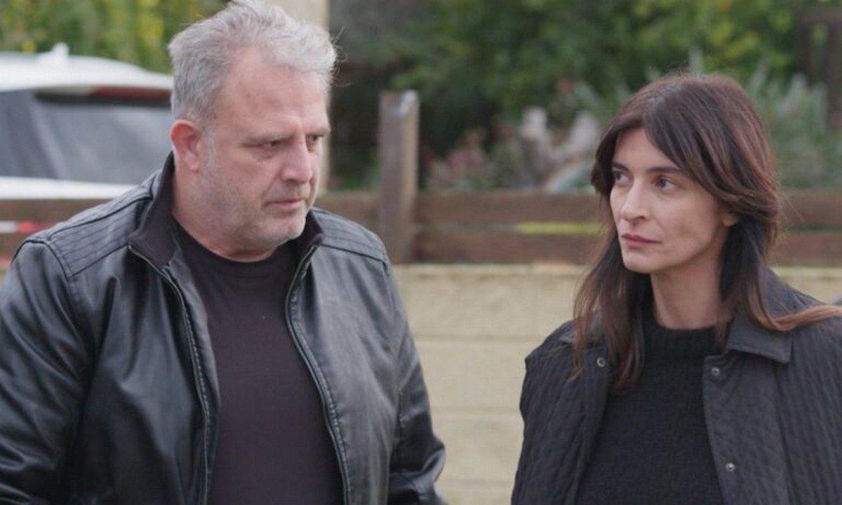 Η Γη της Ελιάς-Στάθης-Ιουλία-