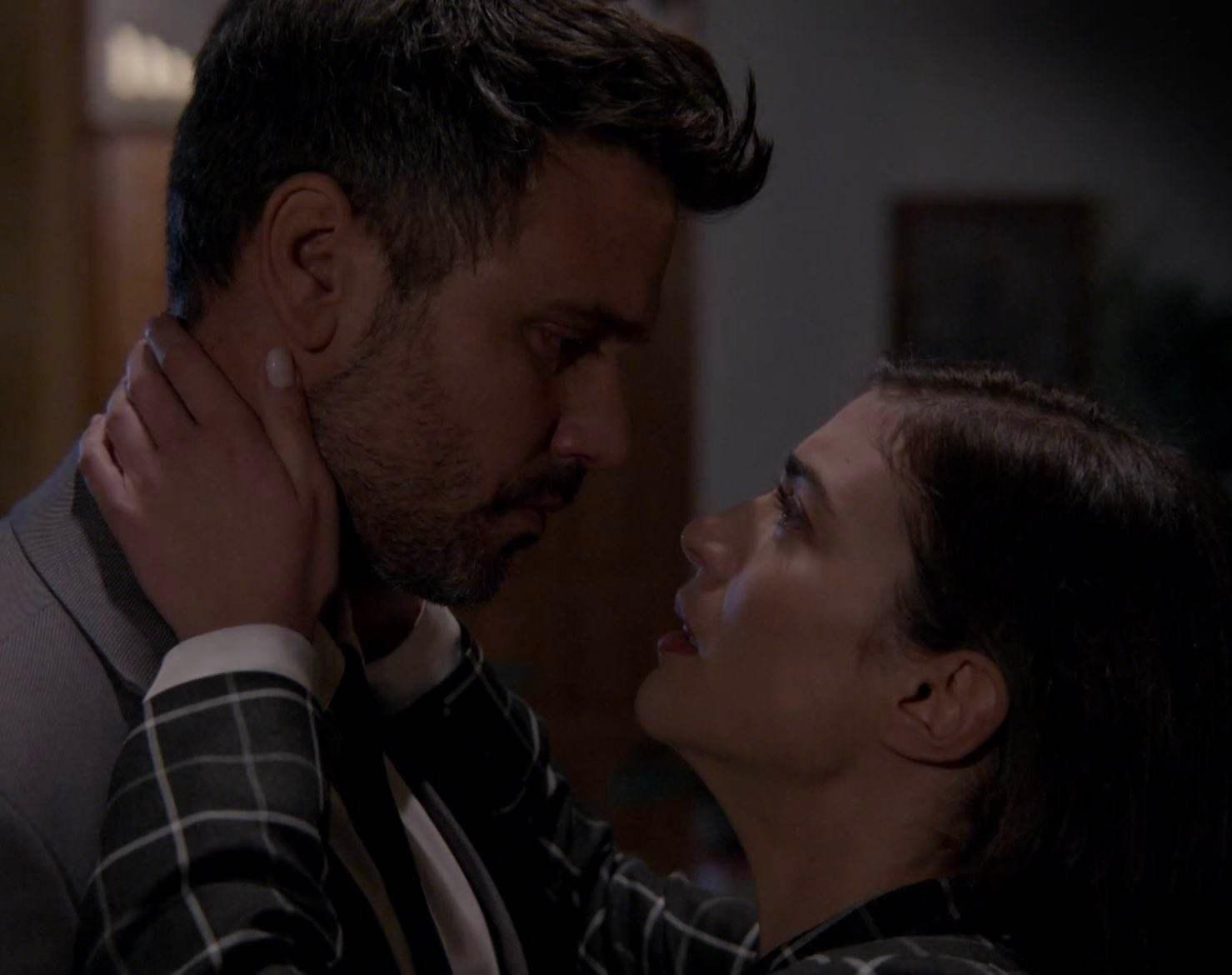 Παγιδευμένοι: Η Άννα εξετάζεται εξονυχιστικά για την αλήθεια