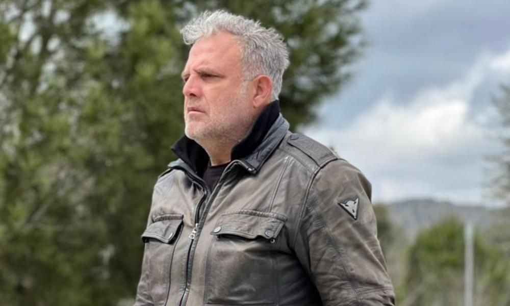 Η Γη της Ελιάς-Στάθης- Η Γη της Ελιάς-Στάθης-