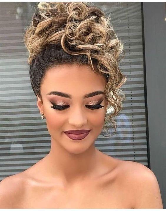 ψηλός-κότσος-σε-μπούκλες-ιδέες-