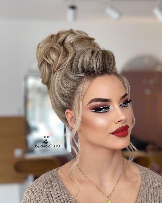 ιδέες-για-χριστουγεννιάτικα χτενίσματα-με-κότσους-Χριστούγεννα 2022-