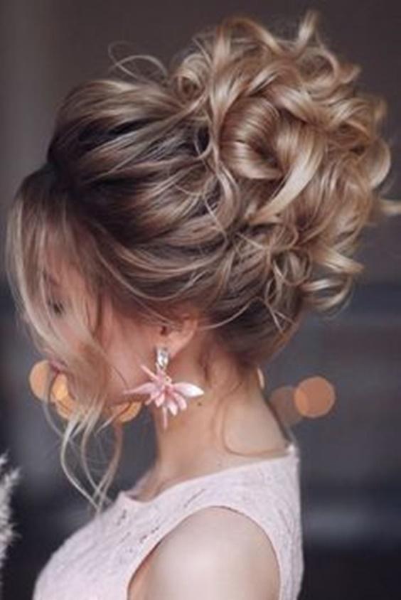 ιδέες-για-χριστουγεννιάτικα χτενίσματα-με-κότσους-Χριστούγεννα 2022-