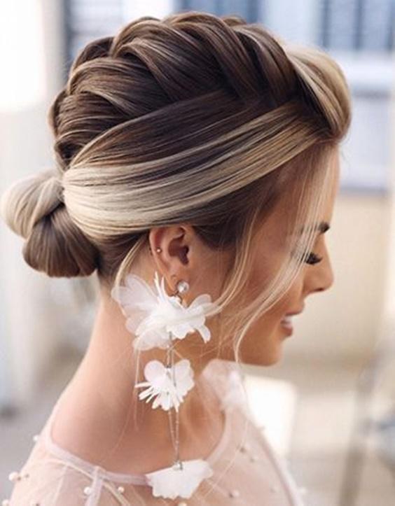 ιδέες-για-χριστουγεννιάτικα χτενίσματα-με-κότσους-Χριστούγεννα 2022-