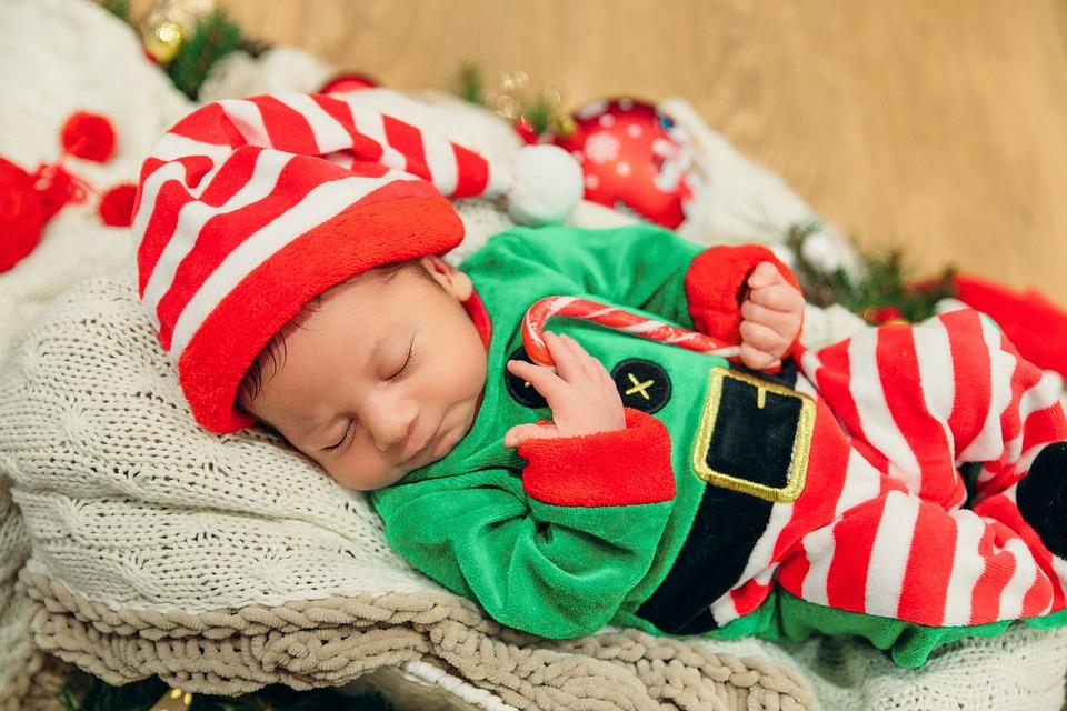 Πρώτα Χριστούγεννα με το μωρό: Δες ιδέες για Χριστουγεννιάτικα outfits