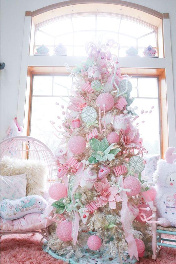 χριστουγεννιάτικο δέντρο-με-χριστουγεννιάτικα στολίδια-παστέλ-ιδέες-