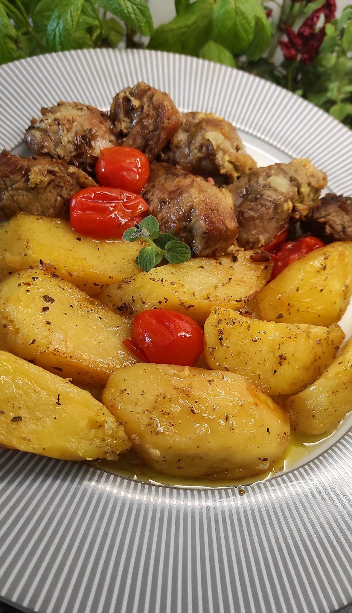 κρασάτες-χοιρινές μπουκιές-με-πατάτες-συνταγή-