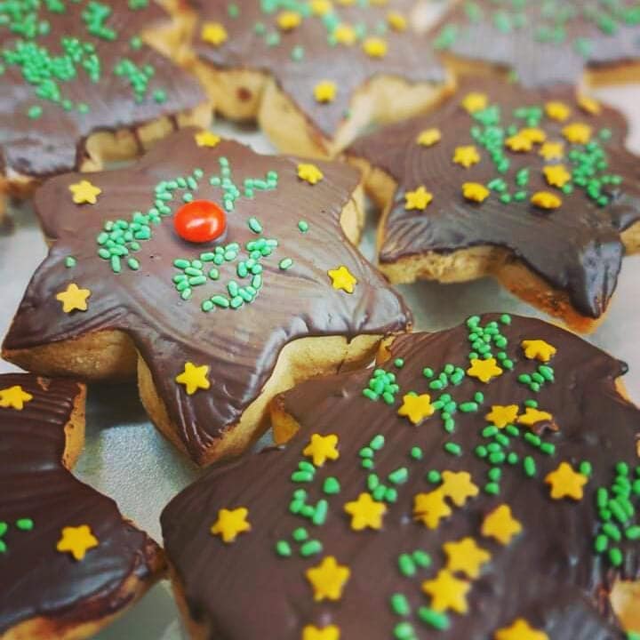χριστουγεννιάτικα μπισκότα-με-σοκολάτα-συνταγή-