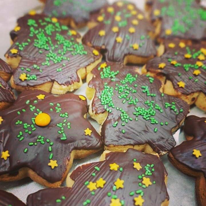 χριστουγεννιάτικα μπισκότα-με-σοκολάτα-συνταγή- χριστουγεννιάτικα μπισκότα-με-σοκολάτα-συνταγή-