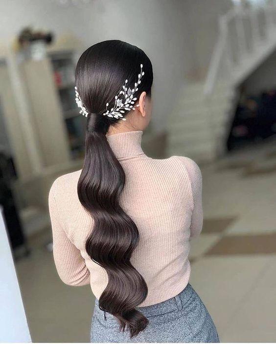 χαμηλή ponytail-αλογοουρά-σε-κυματιστά-μαλλιά-με-λουλούδια-ιδέες-