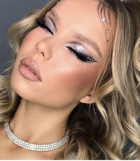 ασημί σκιά-με-γκλίτερ-για-τα-Χριστούγεννα 2022-ιδέες- ασημί σκιά-με-γκλίτερ-για-τα-Χριστούγεννα 2022-ιδέες-