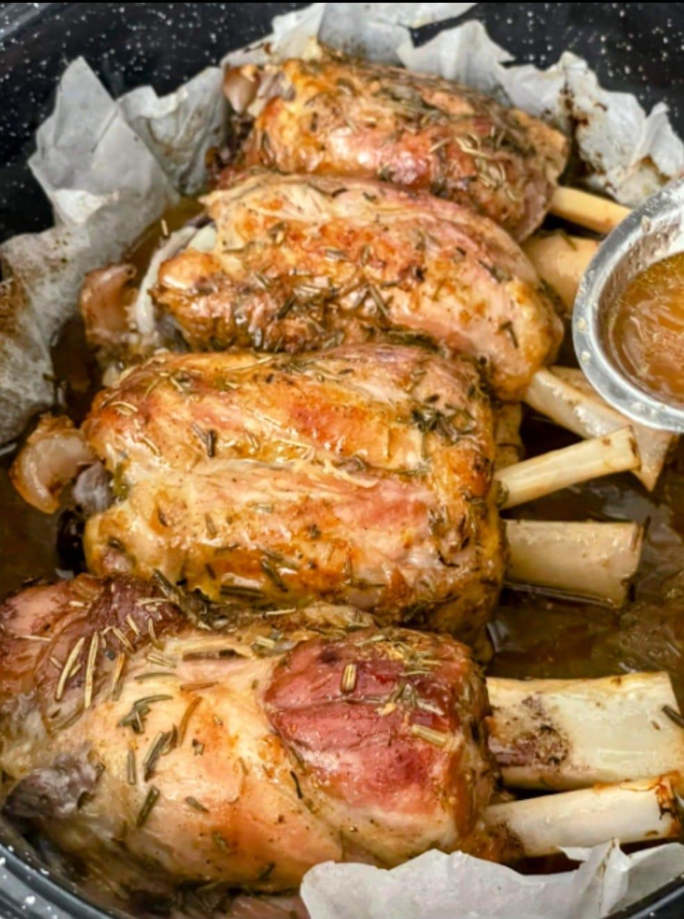 χοιρινό κότσι-με-μπύρα-και-μέλι-συνταγή-Χριστούγεννα 2022-