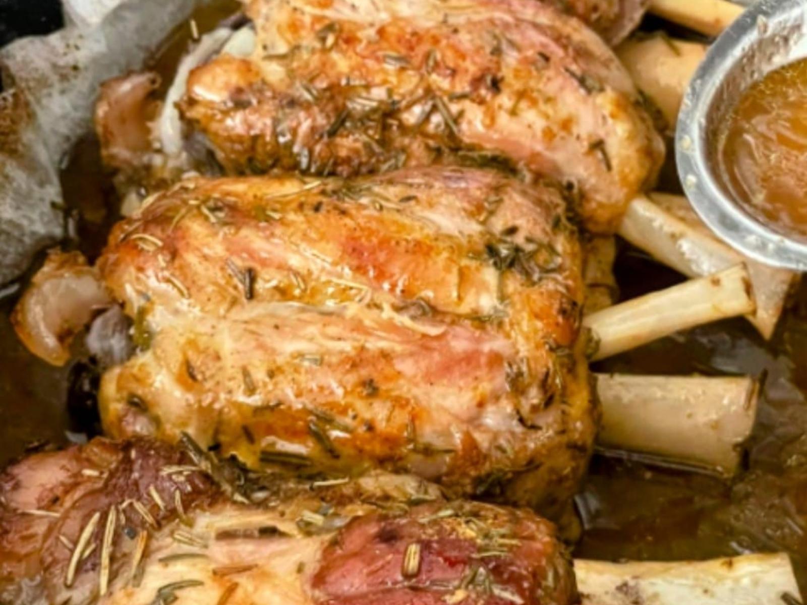 χοιρινό κότσι-με-μπύρα-και-μέλι-συνταγή-Χριστούγεννα 2022-