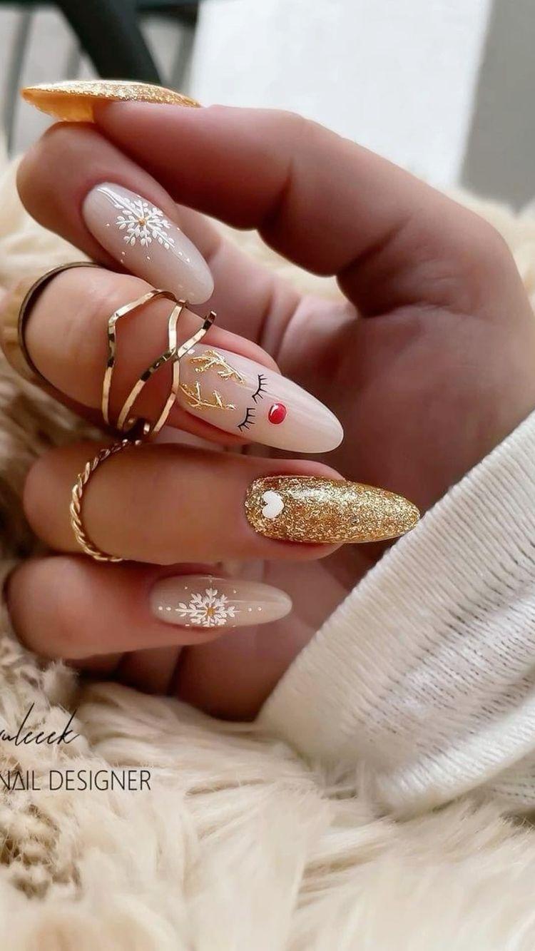 ιδέες-για-χριστουγεννιάτικο μανικιούρ-σε-χρυσό-Χριστούγεννα 2022-