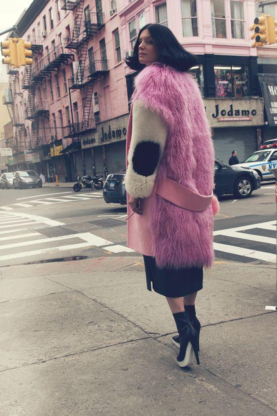 αμάνικο-γούνινο πανωφόρι-πάνω-σε-παλτό-ιδέες-