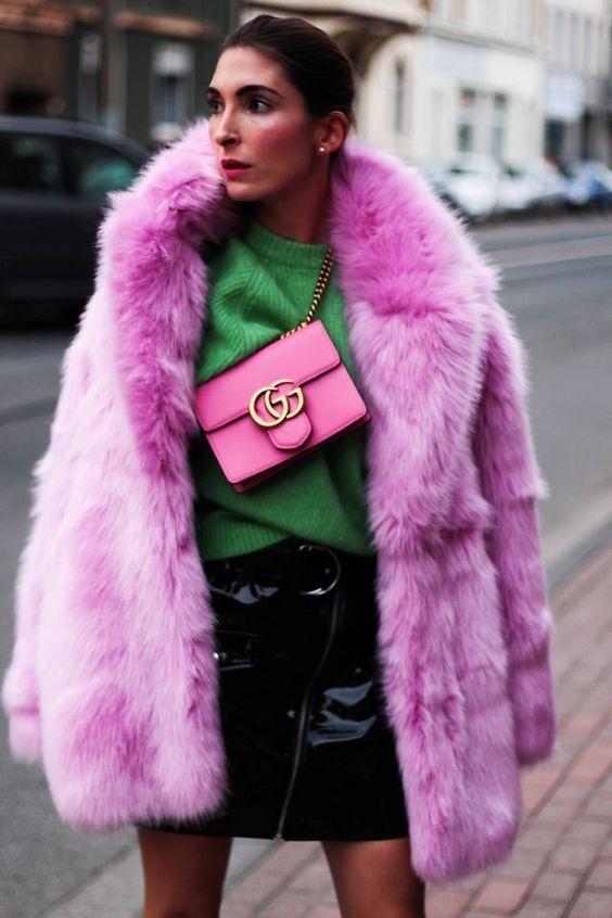 vinyl-μίνι φούστα-με-ροζ-γούνινο-πανωφόρι-ιδέες-