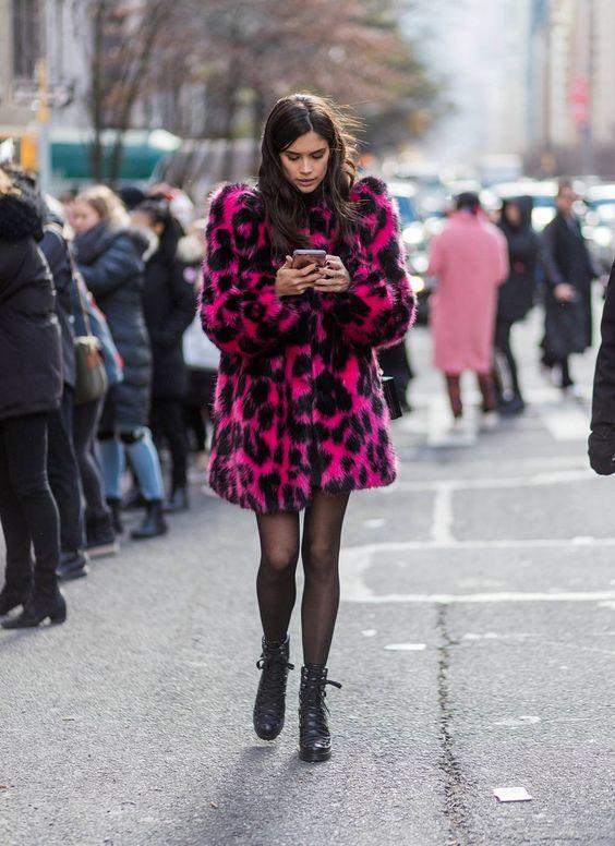 φούξια-animal print-γούνινο-πανωφόρι-για-τα-Χριστούγεννα-ιδέες-