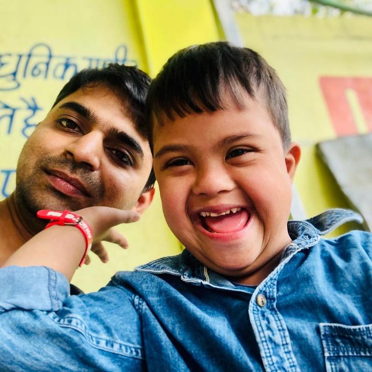 ανύπαντρος μπαμπάς-υιοθετεί-παιδί-με-σύνδρομο down-