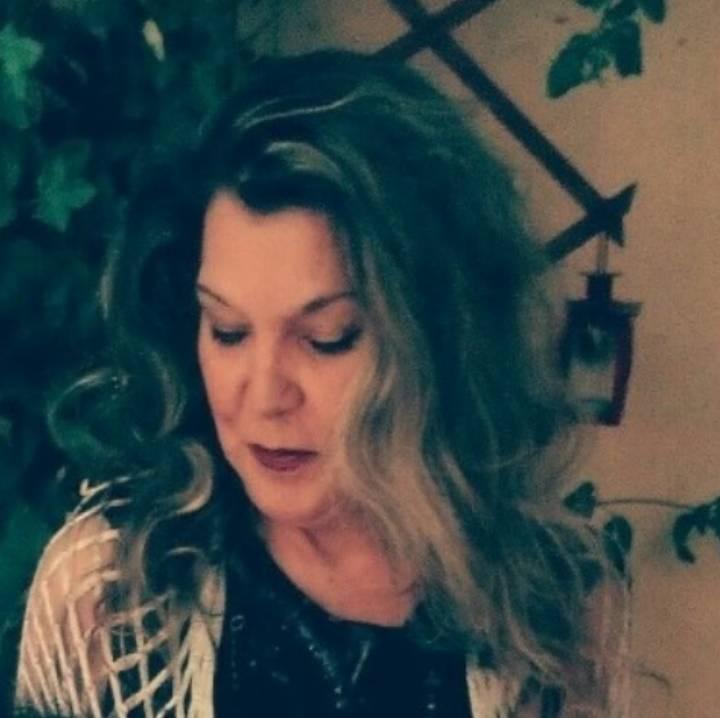 Nεκρή μέσα στο σπίτι της κόρη Έλληνα τραγουδιστή