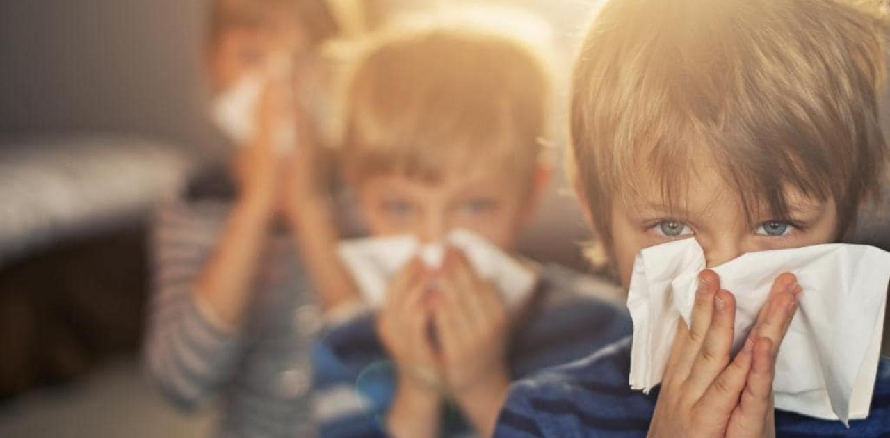 Δύσκολος Χεμώνας για τα παιδιά :  Έξαρση σε ιώσεις και ελλείψεις σε αντιβιοτικά – Σαρώνει  η γρίπη τύπου Α