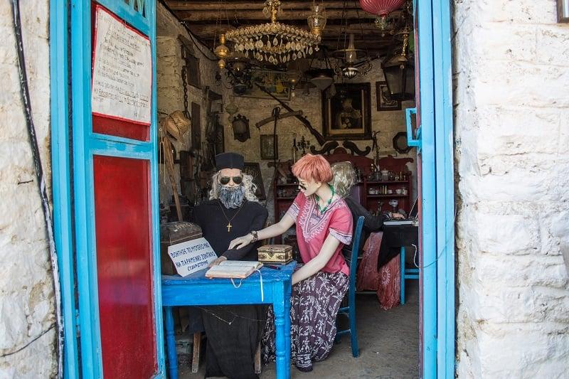 Ελλάδα : Το στοιχειωμένο χωριό της Ελλάδας που ζουν μόνο κούκλες