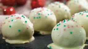 Γιορτινά λευκά σοκολατάκια με 4 υλικά