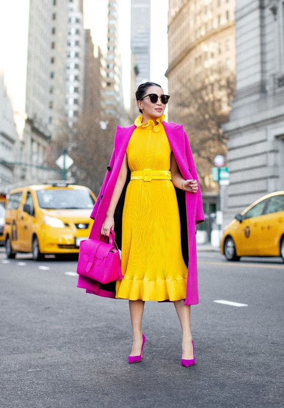 μοβ γόβες-με-κίτρινο-φόρεμα-και-φούξια-πανωφόρι-ιδέες-