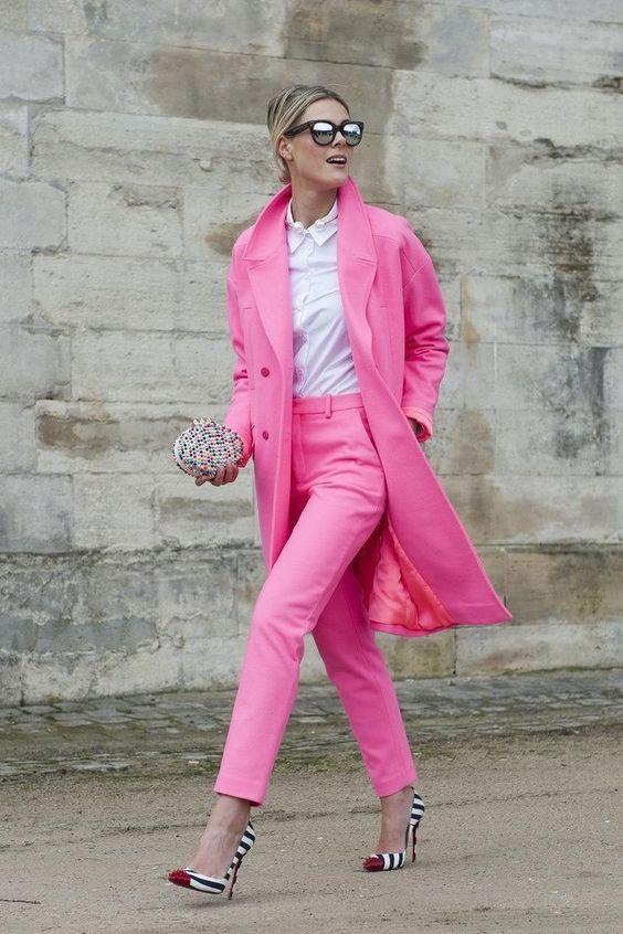 ασπρόμαυρες γόβες-με-ροζ σακάκι-και-ροζ-παντελόνι-ιδέες-