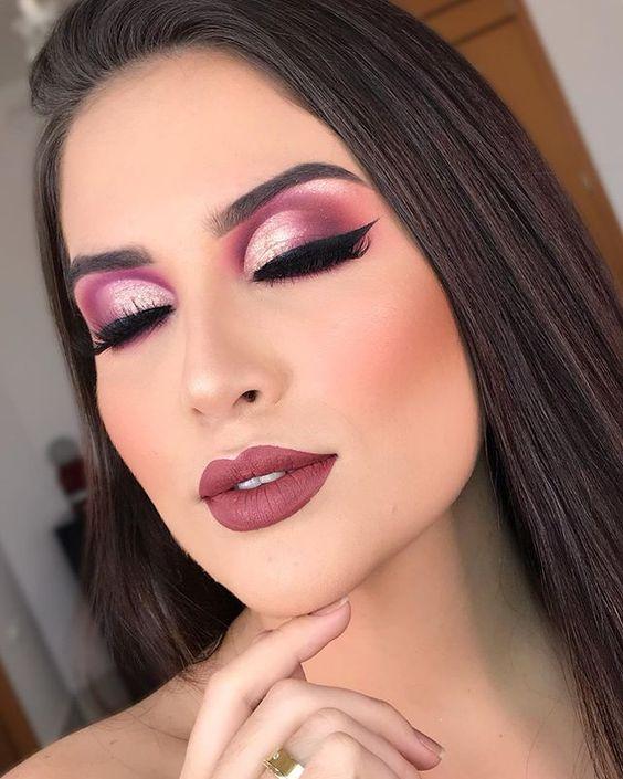 μοβ-smokey eye-με-γυαλιστερή-σκιά-και-μοβ-κραγιόν-ιδέες-