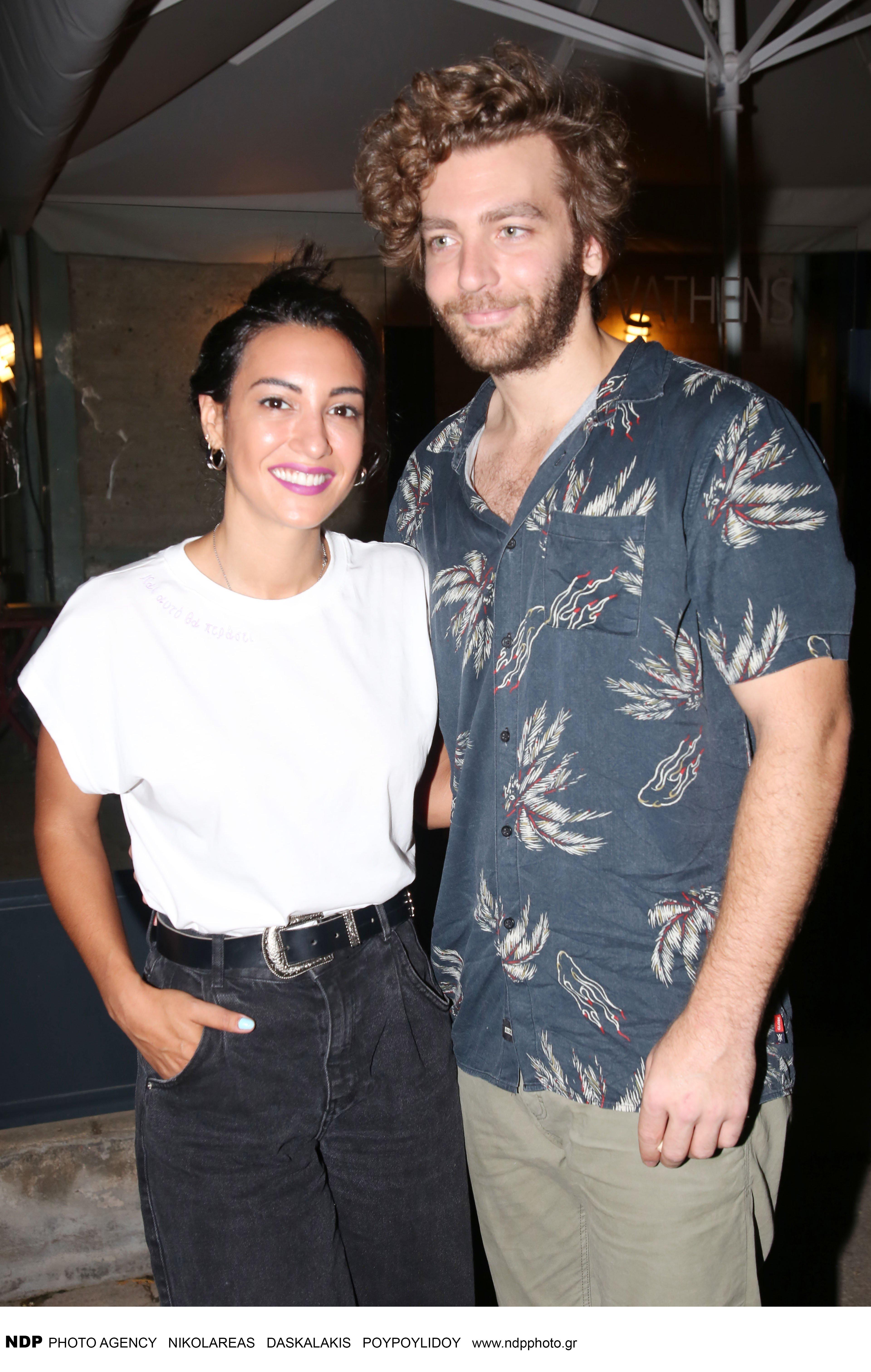 Ευγενία Σαμαρά – Γιάννης Ποιμενίδης: Στόλισαν Χριστουγεννιάτικο δέντρο – Σε Christmas mood και ο σκύλος τους