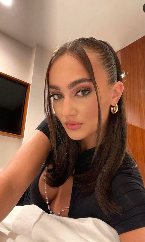 ιδέες-για-χτενίσματα-τα-Χριστούγεννα-και-την-Πρωτοχρονιά-σε-ίσια μαλλιά-