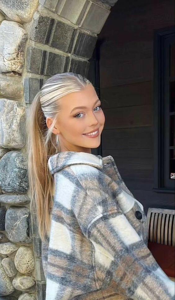 ιδέες-για-χτενίσματα-τα-Χριστούγεννα-και-την-Πρωτοχρονιά-σε-ίσια μαλλιά-