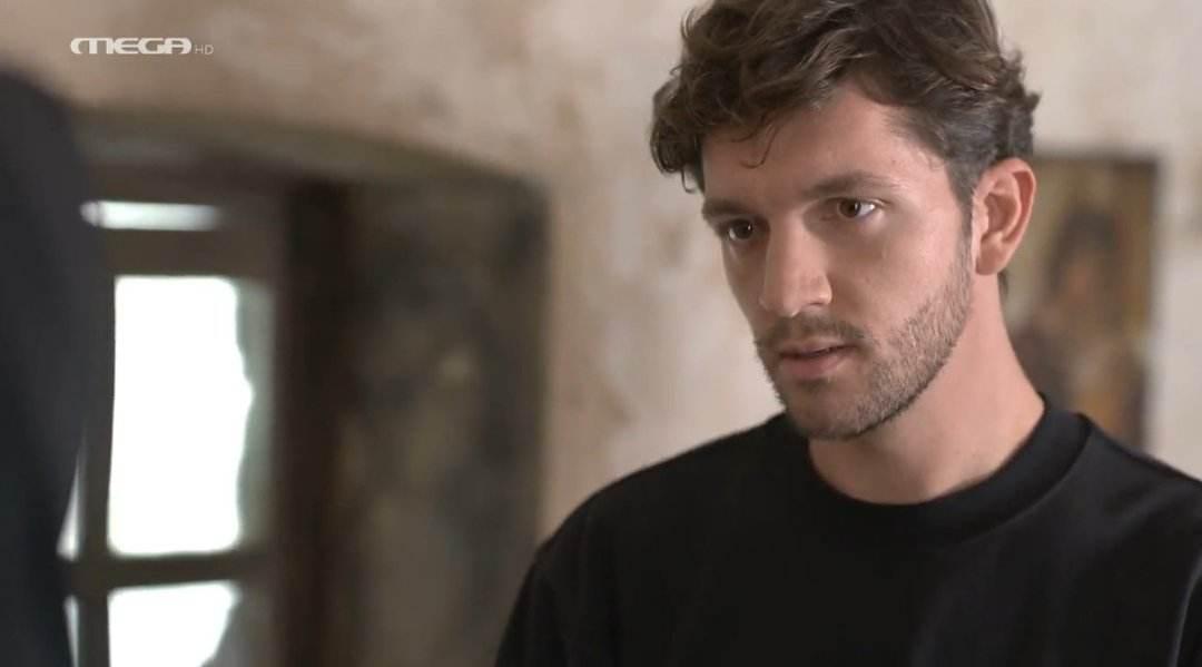 Μαύρο Ρόδο: Ο Σταυρίνος βρίσκει τις κάμερες παρακολούθησης και παθαίνει σοκ