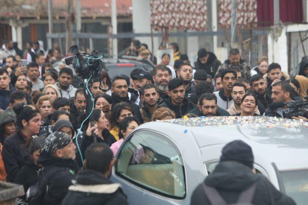 16χρονος Ρομά: Mε τραγούδια και λουλούδια το τελευταίο αντίο στον Κώστα Φραγκούλη