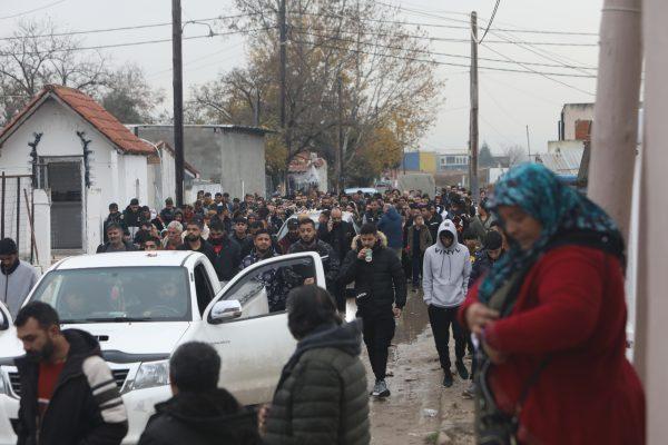 16χρονος Ρομά: Mε τραγούδια και λουλούδια το τελευταίο αντίο στον Κώστα Φραγκούλη